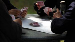 打扑克时刚进去疼不疼？网友热议：这是一个严肃的话题