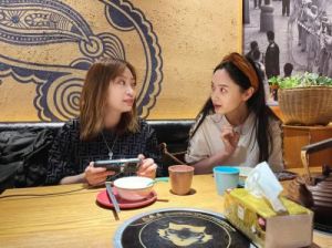 女大学生参与扑克活动引发关注
