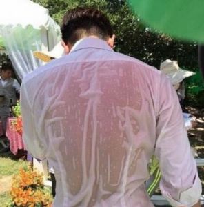 白花花的身上满是汗津津的汗液：汗水湿透的模样