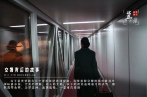 趴在玻璃窗做给别人看：挖掘背后的故事：解读隐藏的真相