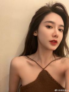 主题：美娜正在哪里直播？