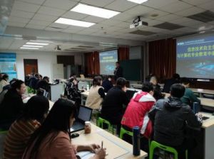 将教授按倒在地，上演一堂特别的课程