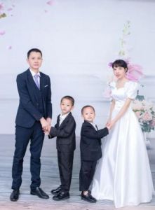一杆大枪草一家三娘：独特家庭的故事