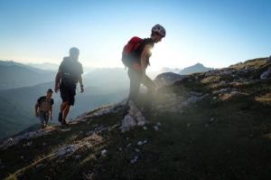 攀登两座山峰，是否是挑战自我最佳的途径？