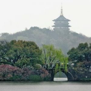 《探秘烟雨江湖：雷峰塔之巅的别样风景》