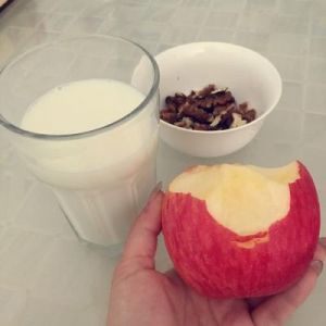 小洞饿了，想吃大香肠，喝热牛奶，真有趣