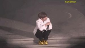 男生将坤坤赛季女生的定眼：震惊！他为何做出如此举动？