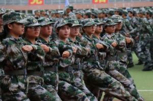 被教官按在寝室狂到腿软：教官行为引发广泛讨论