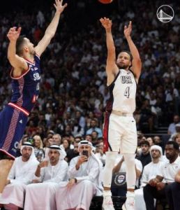 NBA巅峰对决：库里率领完美阵容征战篮坛