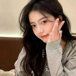 宝宝扶着水池乖乖让爸爸洗头：独特外貌特征与魅力：令人着迷的外表