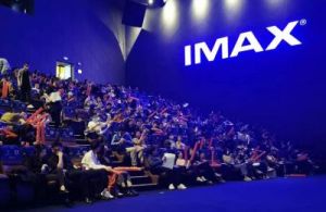 打造私人imax情侣影院家庭影院：豪华座驾性能评测