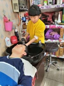 宝宝扶着水池乖乖让爸爸洗头：育儿温馨时刻：深切关怀下的亲子时光
